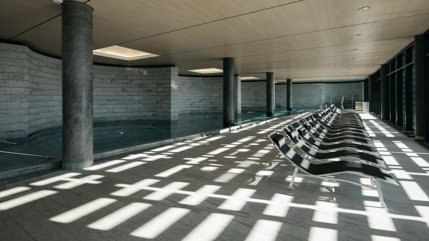 Mineralbad &amp; Spa Rigi Kaltbad Innenpool mit Liegen